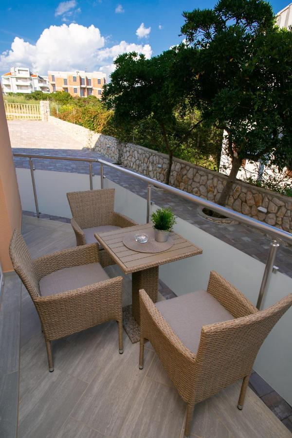Apartments Sun Dance Novalja Bagian luar foto