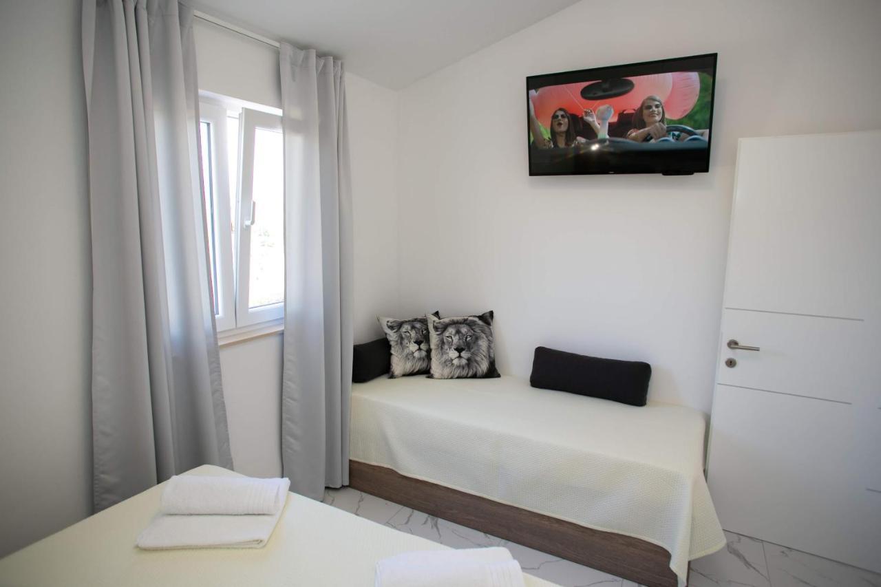 Apartments Sun Dance Novalja Bagian luar foto