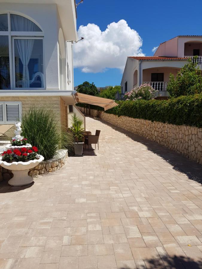 Apartments Sun Dance Novalja Bagian luar foto