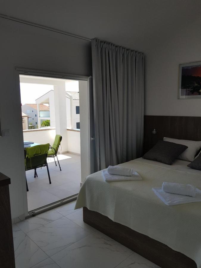 Apartments Sun Dance Novalja Bagian luar foto