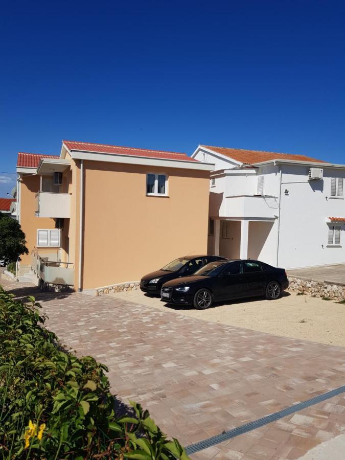 Apartments Sun Dance Novalja Bagian luar foto