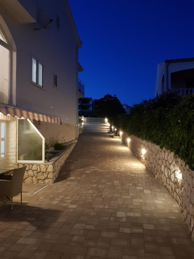 Apartments Sun Dance Novalja Bagian luar foto