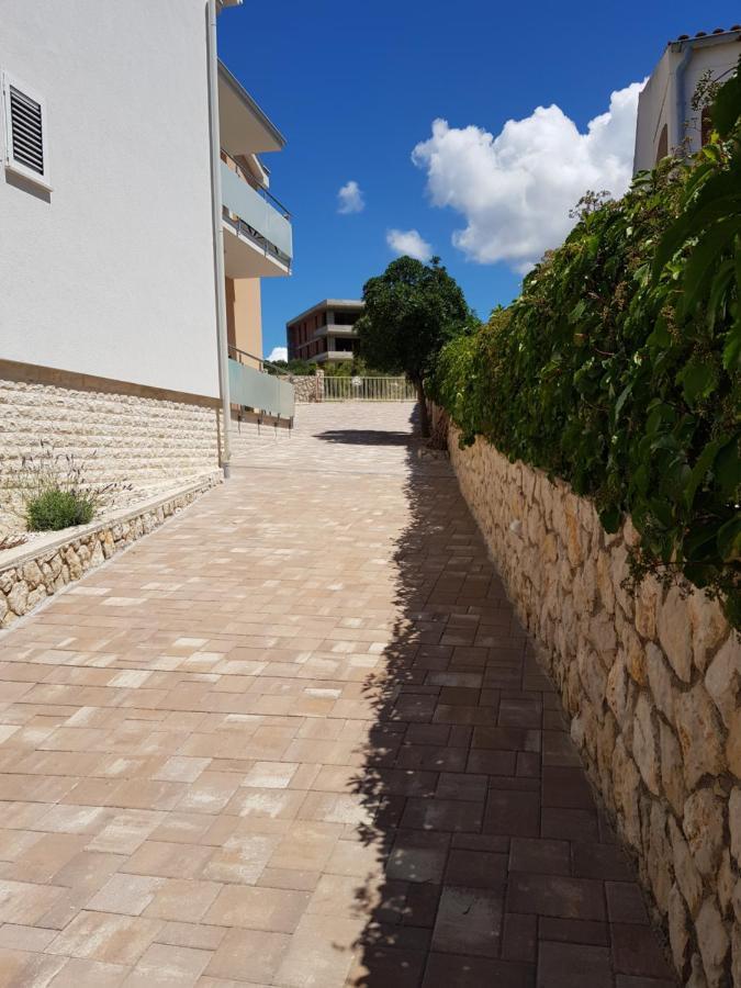 Apartments Sun Dance Novalja Bagian luar foto
